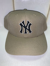 Load image into Gallery viewer, New York Yankees Vintage G Cap Snapback Hat
